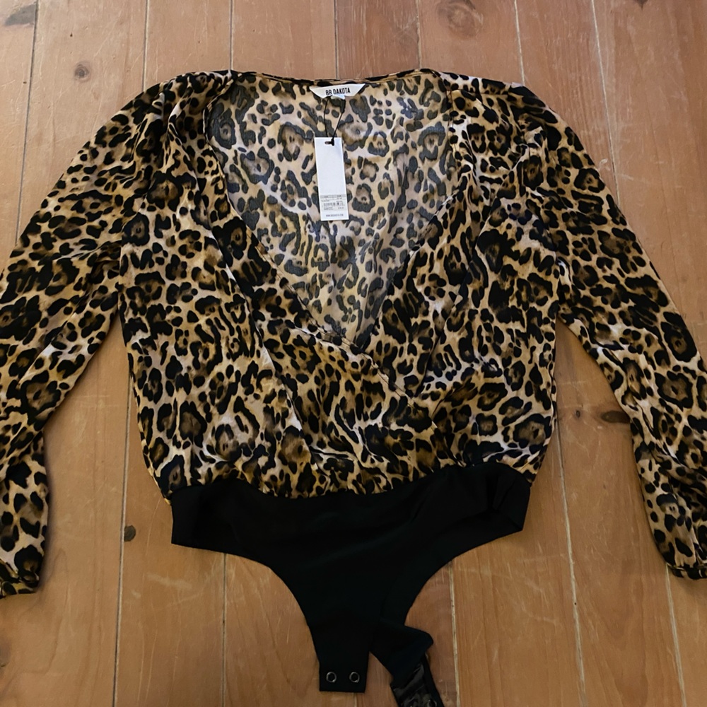 BB Dakota Leopard Print Silk-Like Material Body Suit. Size Large. New w/ Tag.